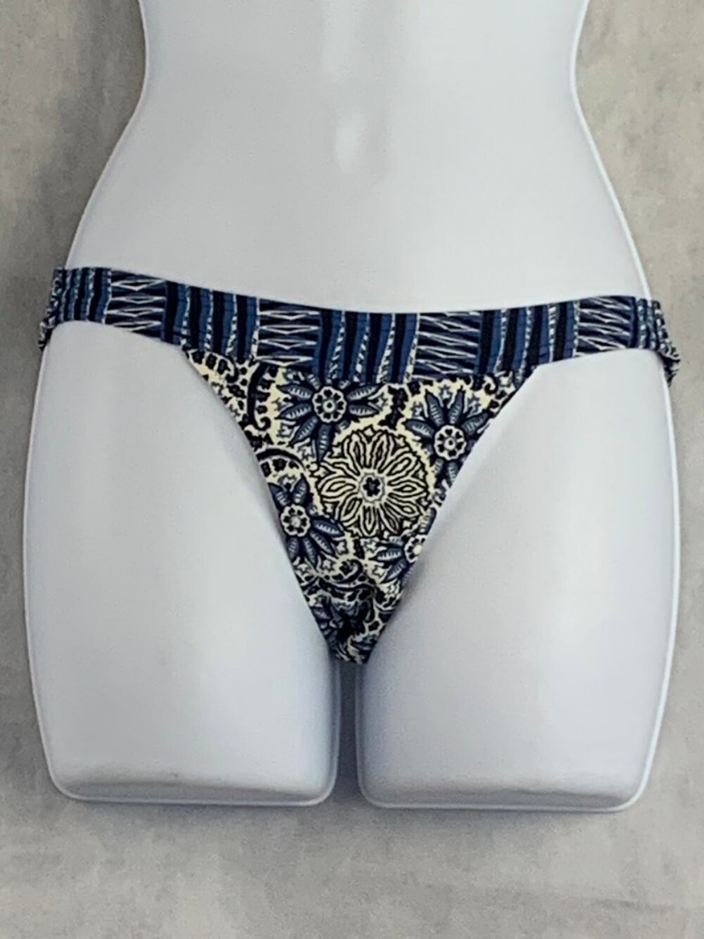 Volcom Juniors Moroccan Dreams Bikini Swim Bottom, Royal Blue Floral, XS